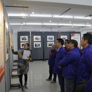 公司組織黨員干部和技校學生參觀 喜迎十九大全市企業發展成就攝影展