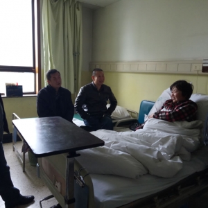 公司走訪慰問兩名特困黨員職工