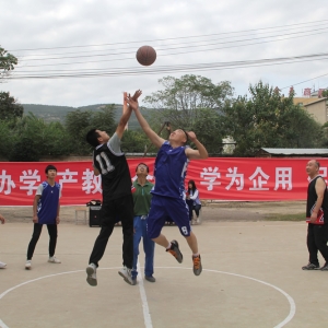 岷山技工學(xué)校慶國慶迎中秋籃球友誼邀請賽圓滿落幕